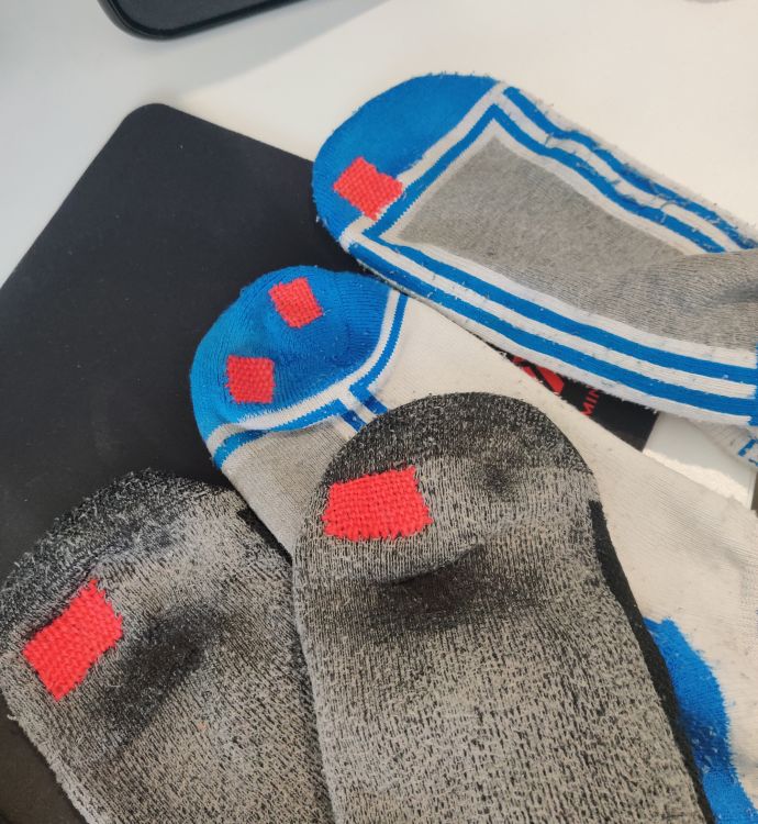 Miehen sukkien parsintaa