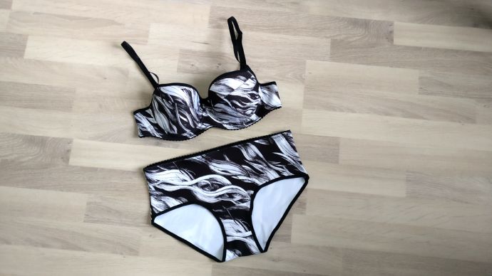 Alusvaatteet Hellinin poniletistä