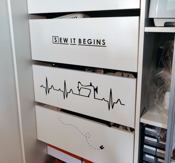 Ompelutarvikkeiden järjestelyä