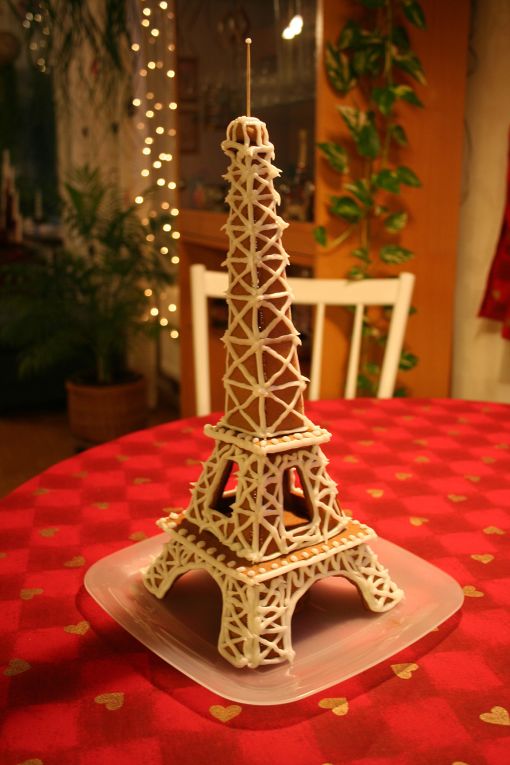 Piparkakusta tehty Eiffel-torni