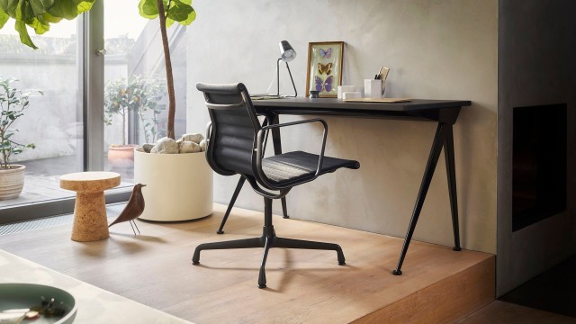 Vitra EA 107 in zwart leder