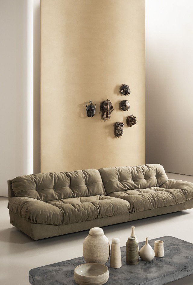 Een robuuste, maar toch elegante sofa de Baxter Milano in een grijs/groen kleurt lederen bekleding