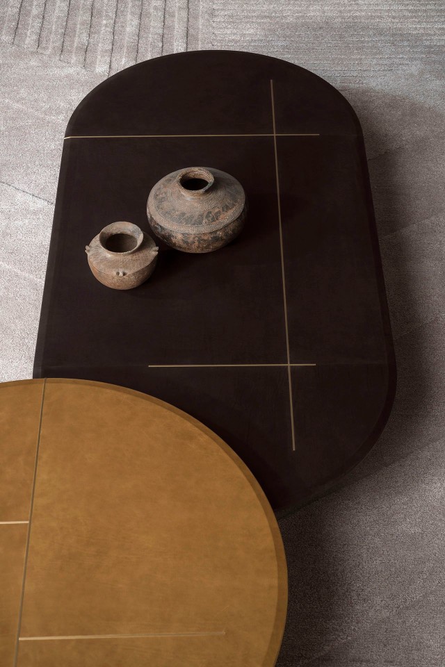 Op deze afbeelding ziet u een variant van de Placé salontafel met een afmeting van 200 bij 100 cm en 32 cm hoog