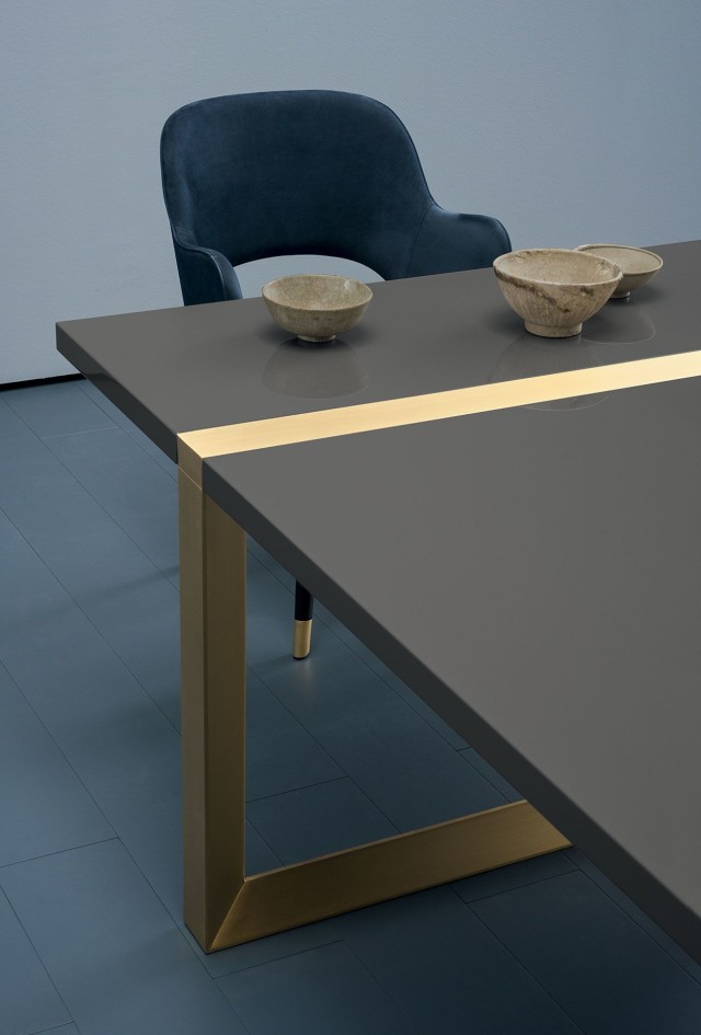 Afbeelding van de hoek van een Baxter Selene eettafel. Frame loopt door in het topblad, verschillende afmetingen mogelijk