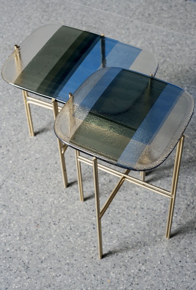Twee Baxter Tetris bijzettafels met satijn brass gecoat frame en blauw gekleurd Murano glas