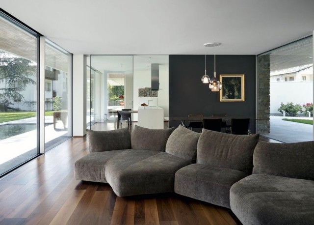 Edra Standard opstelling in stof donkerbruin/groen gekleurde stoffering in een huiselijke omgeving.