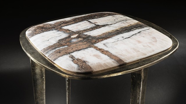 Op deze afbeelding ziet u de Henge Big bang bijzettafel met stenen topblad het frame is zandgenoten metaal 