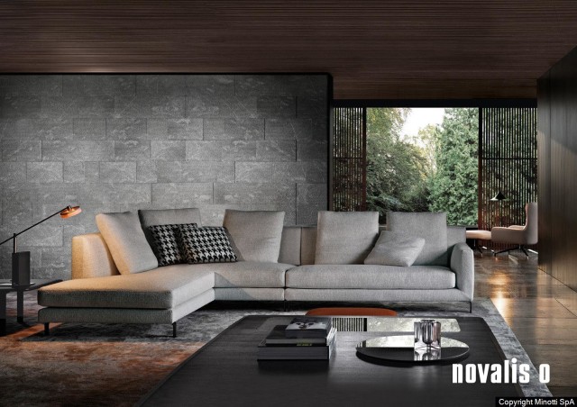 De Minotti Allen staat op deze afbeelding in een hoekopstelling. De sofa is charmant in zijn eenvoud. De luxe stoffering en hoog zitcomfort maken dat deze sofa een onuitwisbare indruk zal achterlaten. Rechts achterin zit u de klassieke Minotti Jensen fauteuil. 