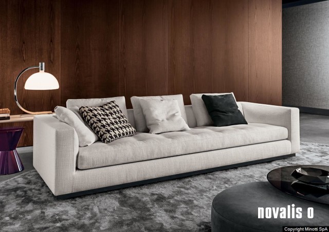 De Minotti Andersen Line Quilt in een licht beige stof met decoratie kussens die een mooi contrast geven. De sofa heeft een afmeting van 247 cm breed en 103 cm diep. De sofa heeft een zithoogte van 42 cm.