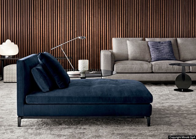 Op deze afbeelding ziet u een van de vele onderdelen van de Andersen collectie: De Paolina and Daybed. Achter op de foto ziet u de sofa met individuele zitkussens. Voor op de foto ziet u het ' Daybed ' in een blauw velours stof. Het dakbed heeft een lengte van 142 cm en breedte van 91 cm. Het dakbed, of ook wel: Chaise longue is verkrijgbaar in verschillende varianten. Zo kunt u kiezen voor wél of niet gecapitonneerd. Ook zijn er verschillende afmetingen verkrijgbaar. 