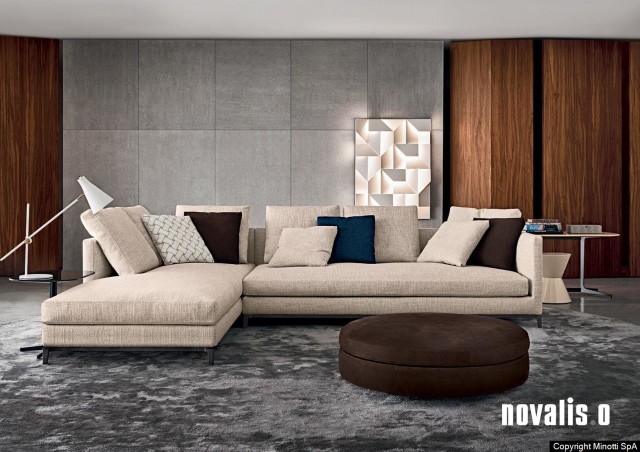 Minotti Andersen Slim sofa gedecoreerd met diverse kussens in contrasterende kleuren. De sofa zelf heeft een licht beige kleur. Deze hoeksofa bestaat uit twee elementen. De diverse elementen maken het mogelijk een sofa samen te stellen geheel naar wens. 