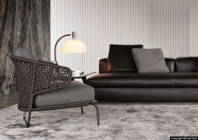 De Minotti Aston Cord is er in een buiten, maar ook binnen variant. Afgebeeld op deze foto in een grijs/taupe gekleurde rug met een contrasterende bekleding. 