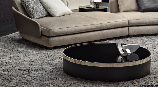 De Minotti Bailly die u op deze afbeelding ziet is een van de te verkrijgen afmetingen. Deze salontafel heeft een diameter van 122 cm. De hoogte van deze salontafel is 25 cm. De salontafel heeft een licht goude metalen kroon Het Moka-kleurige Louro Faia-hout van het frame wordt aangevuld met een blad in Zebrino-marmer of zwarte glaspasta met een afgeschuinde rand die een onverwachte beweging op de oppervlakken creëert.