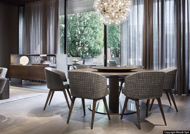 De Minotti Bellagio serie is er een de Wood of Pewter uitvoering. Op deze afbeelding is de Pewter variant te zien. Het Pewter afgewerkte onderstel geeft een elegante uitstraling. Het voorgevormde blad is verkrijgbaar in ronde, ovale, vierkante en rechthoekige formaten, de laatste twee met afgeronde hoeken, in verschillende maten en afwerkingen die bevorderlijk zijn voor verschillende stilistische interpretaties.