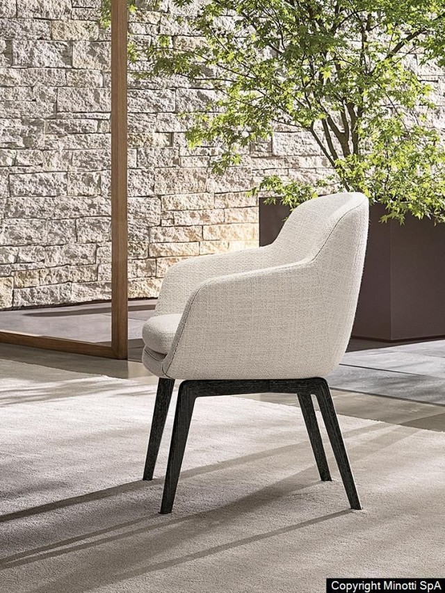 Op deze afbeelding ziet u de klassiek gevormde eetkamerstoel van Minotti, de Belt. De lichte bekleding geeft de eetkamerstoel een luchtige en eigentijdse uitstraling. De Minotti Belt dining chair in een lederen bekleding geeft het ontwerp een klassiek chique uitstraling. Kies voor het onderstel voor een houten of metalen onderstel. 