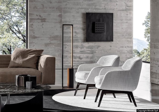 De Minotti Belt collectie is een uitgebreide collectie, met onder andere  hoge en lage Belt fauteuils in de serie. Op deze afbeelding ziet u de fauteuil in een lichte stoffering met donker, metalen, contrasterend onderstel. 