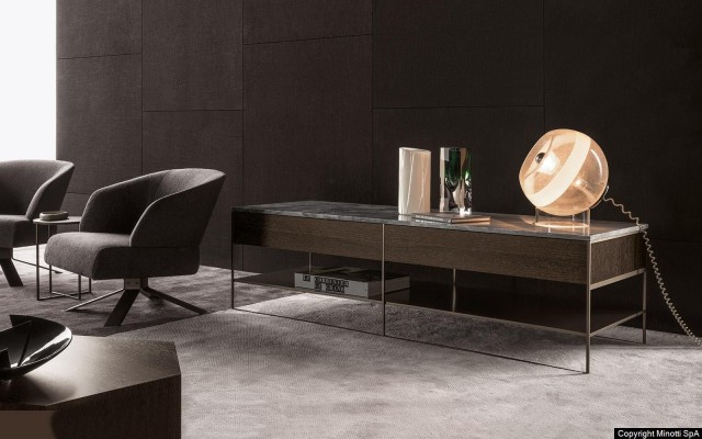 De Minotti Calder brons Console tafel ziet u hier met zijn kenmerkende slanke ijzeren frame in het brons satijn. U ziet hier de Console side table met Nuvolato marmeren topblad. Deze uitvoering is 180 cm breed en 60 cm diep en twee lades. 