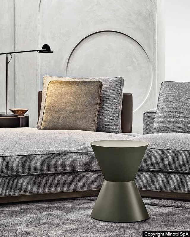 Minotti Cesar bijzettafel in een mosgroene kleur. De afmeting van deze variant is als volgt: 36 cm breed en 45 cm hoog.