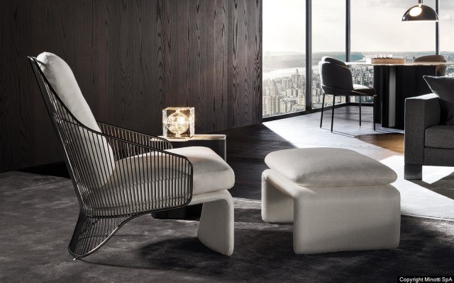 De Minotti Colette fauteuil is verkrijgbaar in twee hoogtes en twee afwerkingen: licht goud en zwart-nikkel.