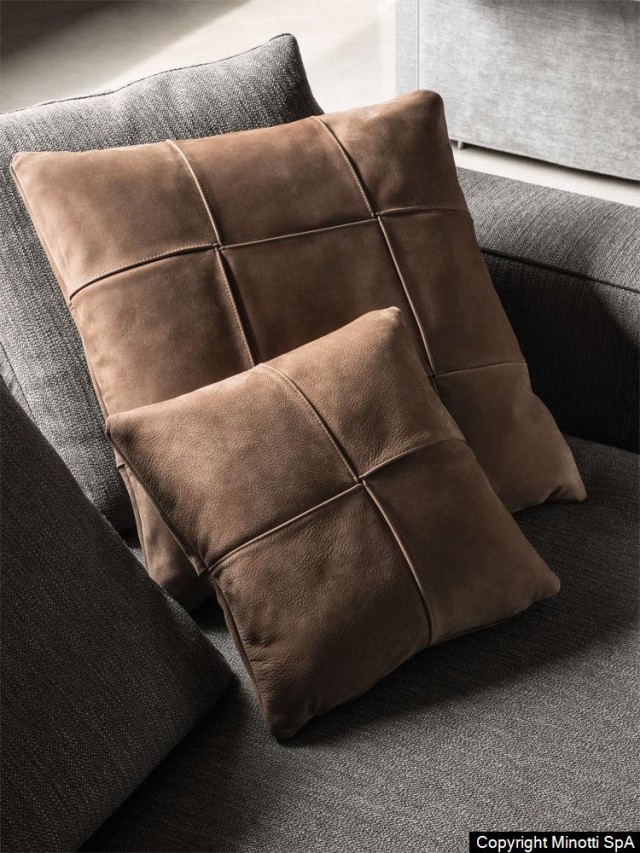 De Minotti Cross heeft hetzelfde stoere uiterlijk als de Ashley, maar combineert dit met een speelser design. Wanneer u goed kijkt, ziet u dat dit designkussen is opgebouwd uit stroken leder.