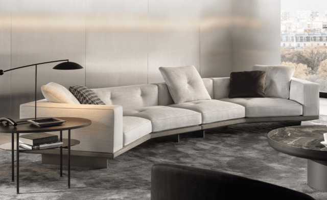 Minotti Dylan 45 graden hoek ontwerp Rodolfo Dordoni Exclusief design interieur geometrische zithoek comfort Dibbets vloerkleed hoogwaardig design. Op deze afbeelding ziet u ook de Minotti Brady salontafel.