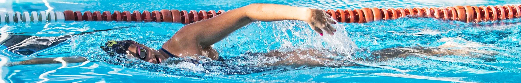 Mujer nadando estilo crawl