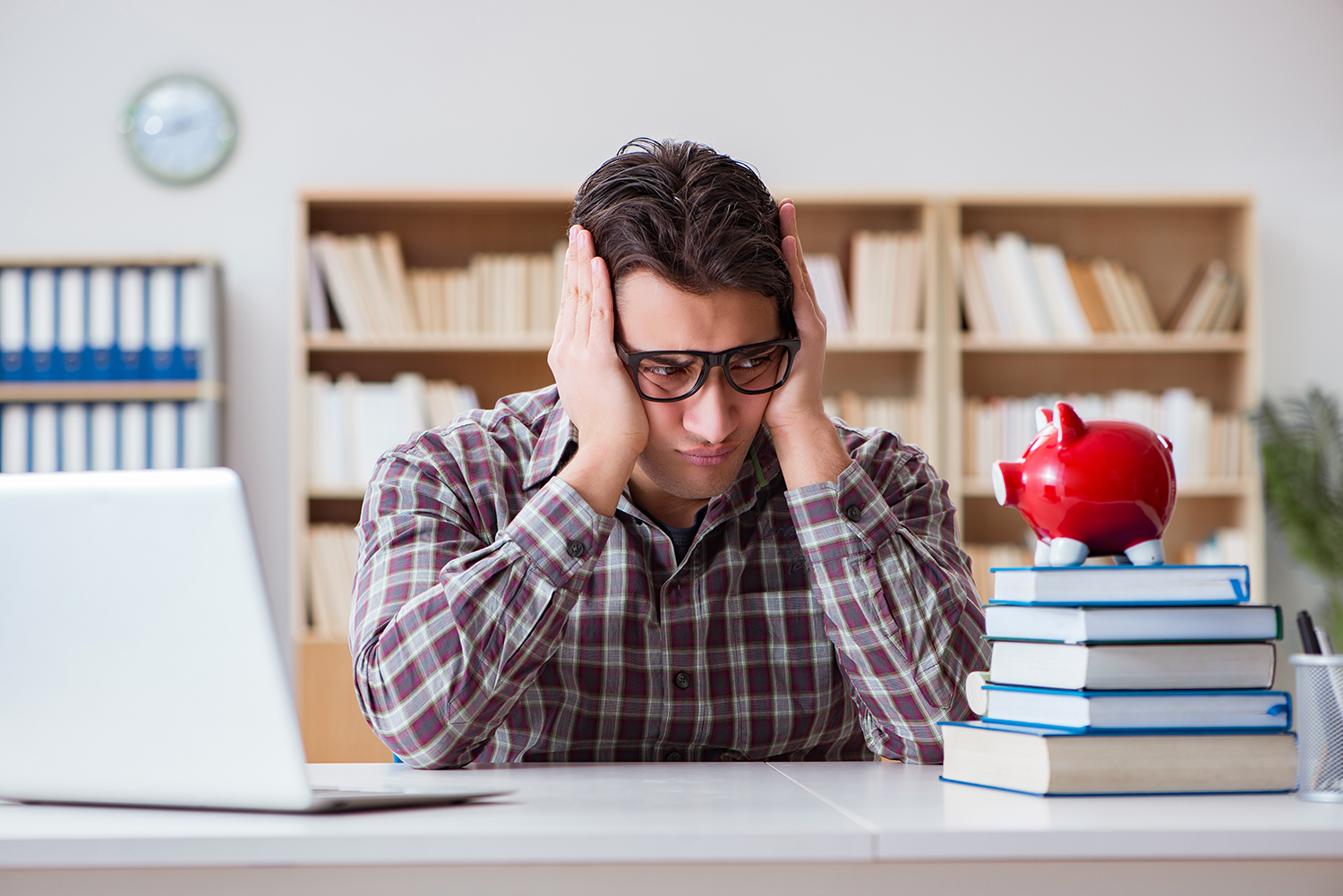 Broke student. Pay Tuition fees. Учебник учеба стоковые фото.