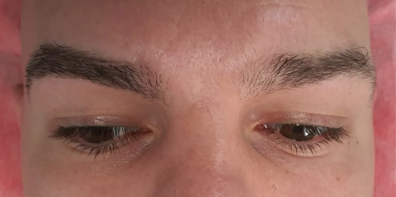 eyebrow microblading before other pacient