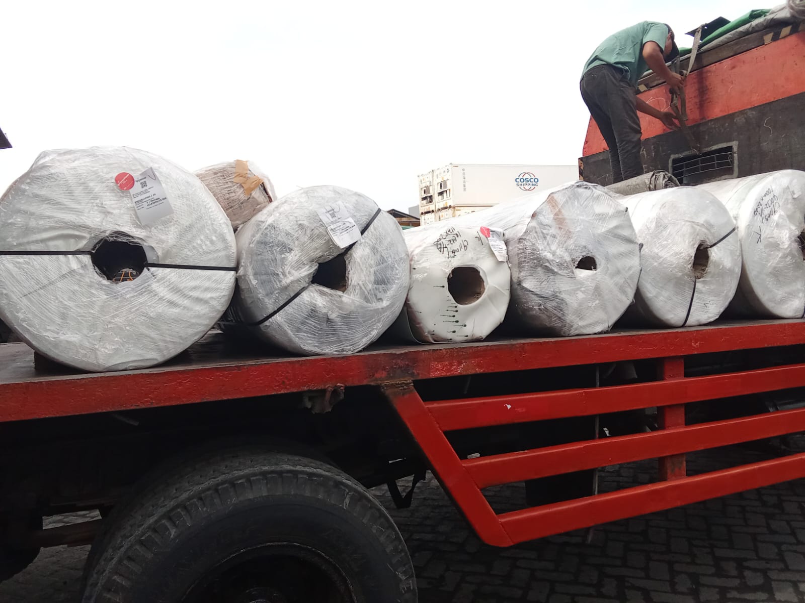 Proses Bongkar Container pada Kegiatan Import Conveyor — Pelabuhan Tj. Priok, Jakarta Utara