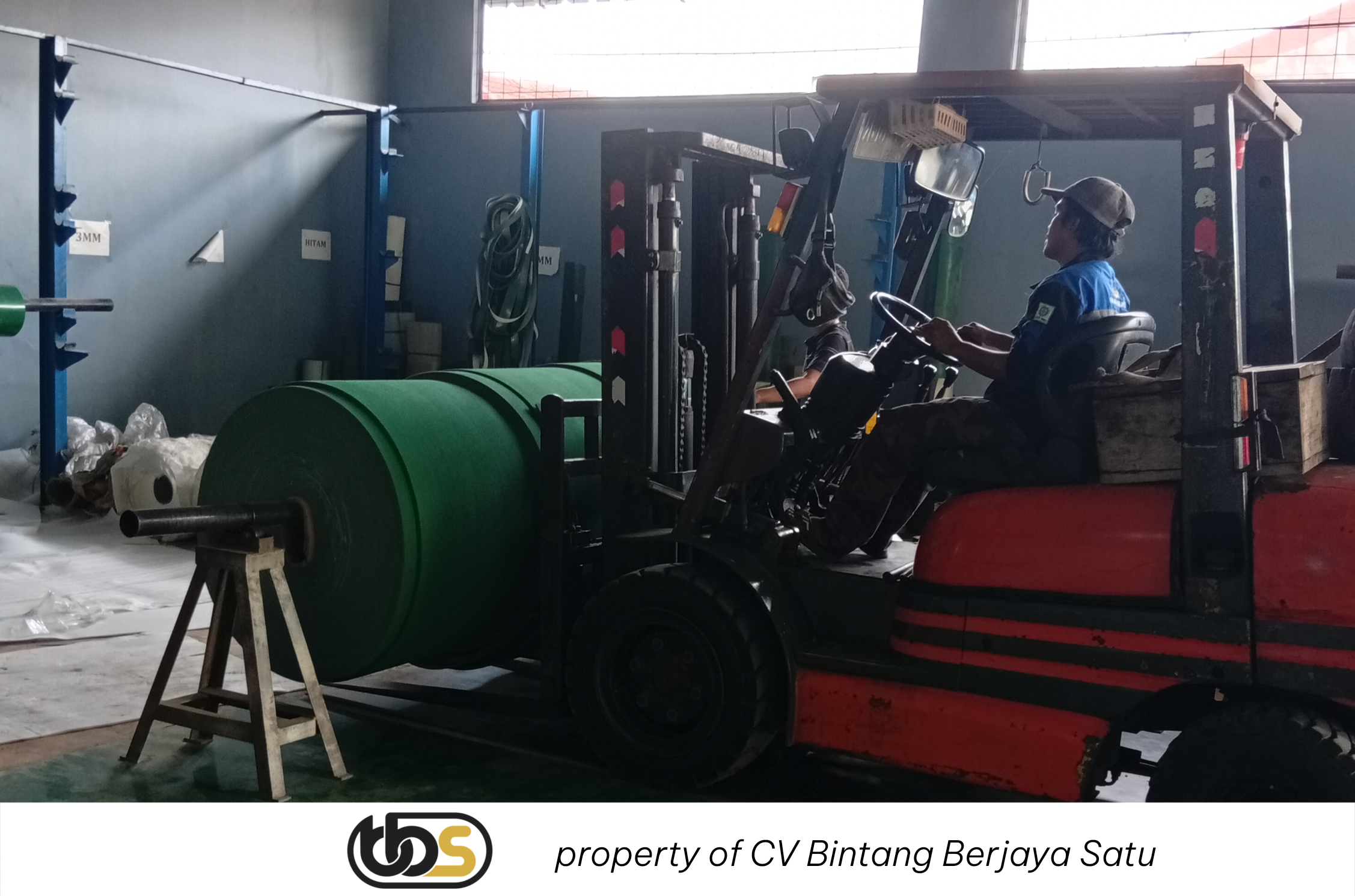 Proses unloading barang dengan forklift — Workshop BBS, Jakarta Timur 