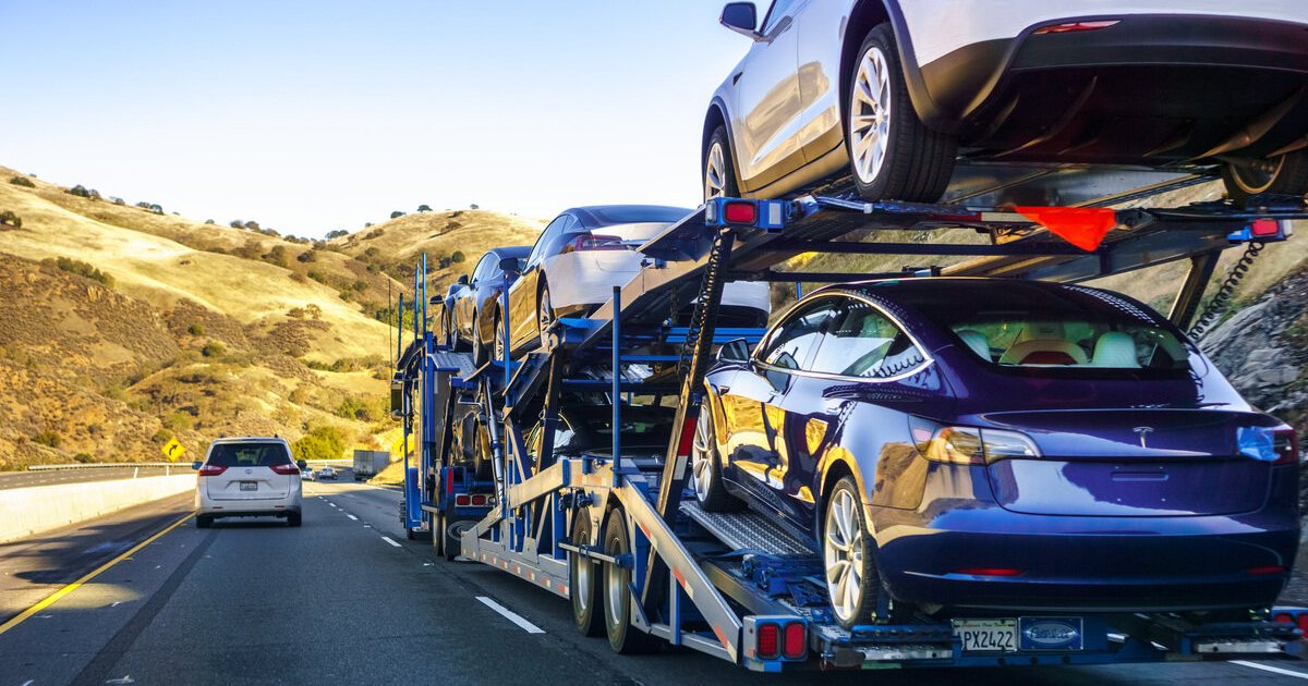 Camião a transportar carros numa autoestrada