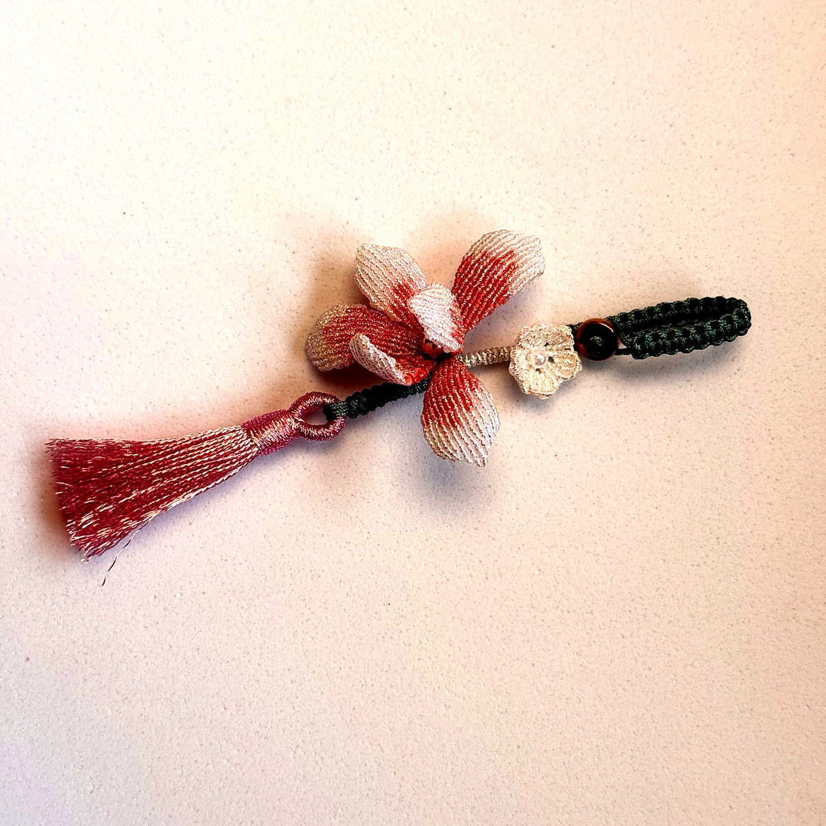 红白花朵流苏挂件