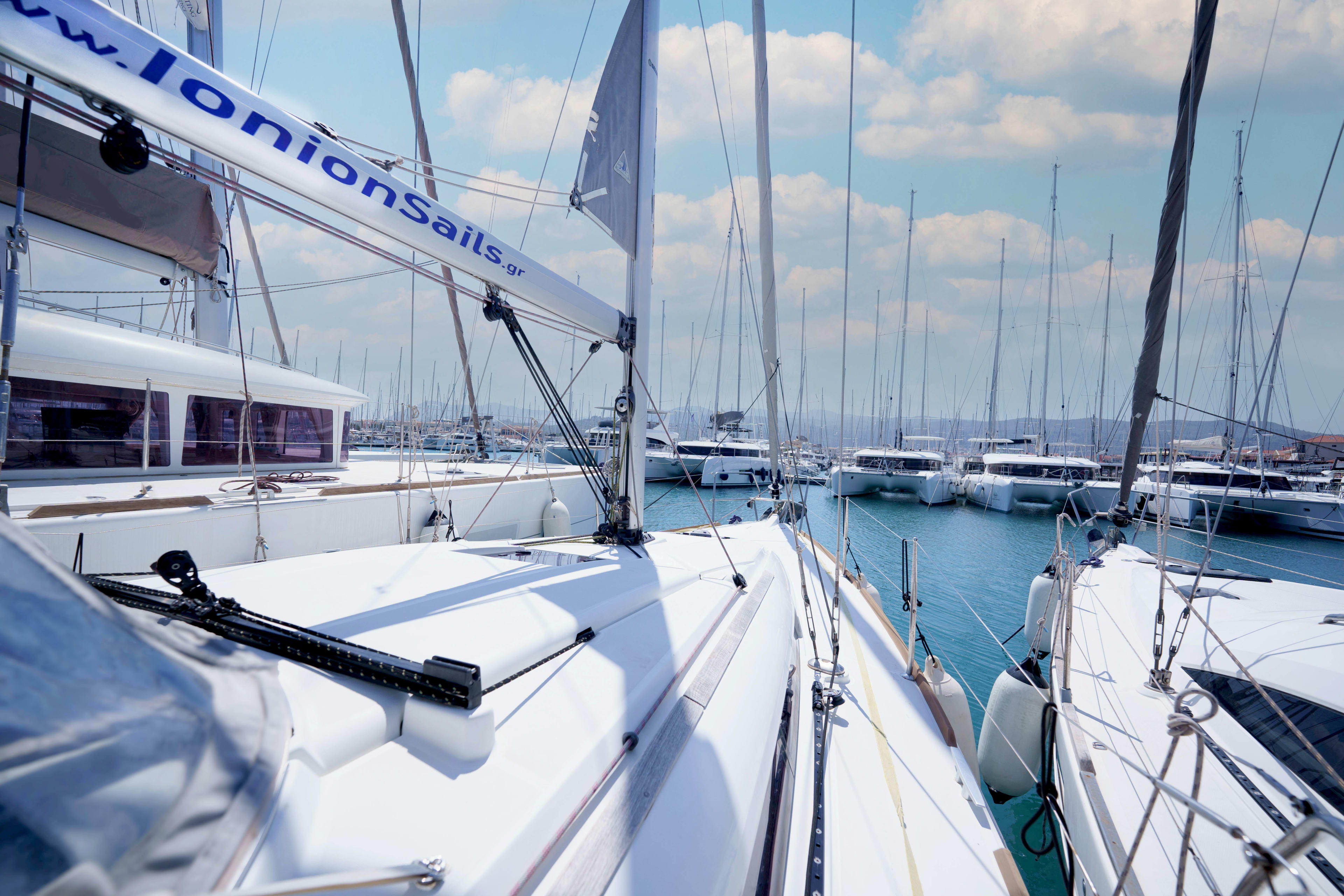 Amor Fati Sun Odyssey 379 amarrado en Lefkada / Port of Lefkas