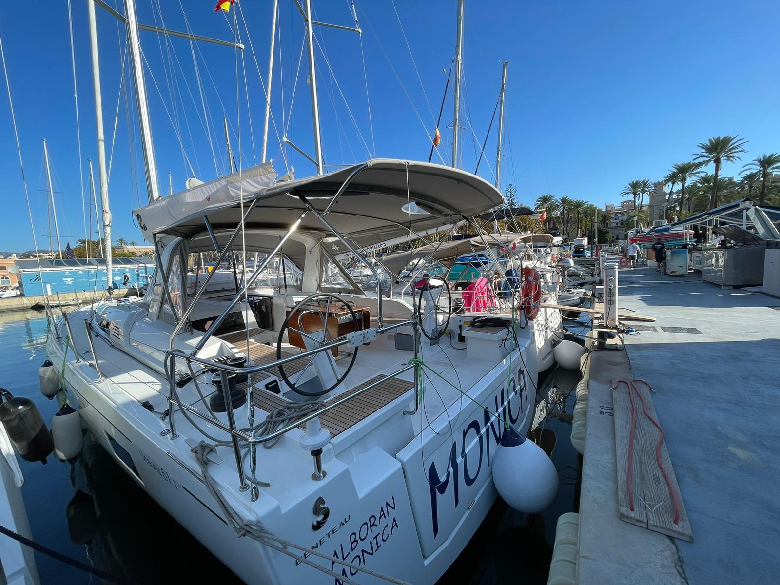 Alboran Mónica (Radazul) Oceanis 51.1 vor Anker in Puerto Deportivo Radazul