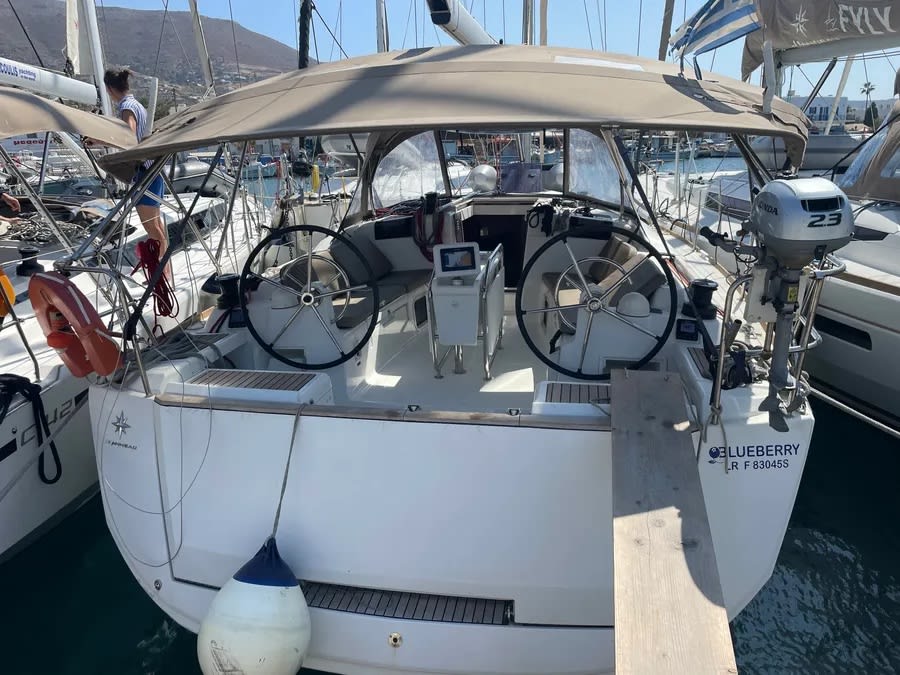 Blueberry Sun Odyssey 419 біля причалу Paros port