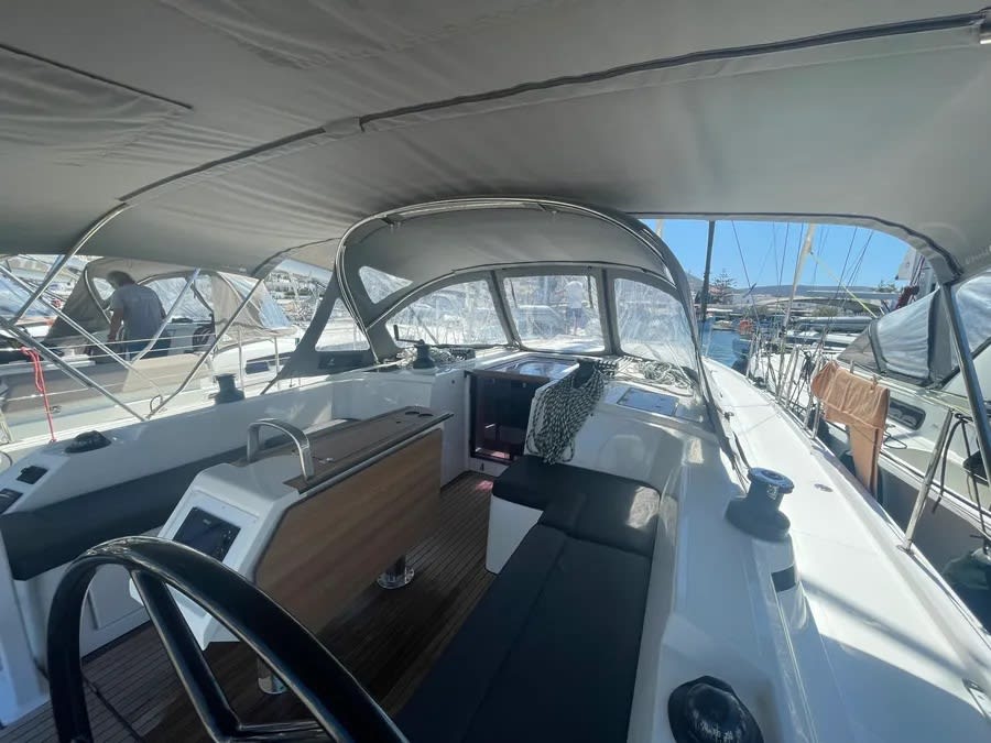 Blackberry Bavaria C42 біля причалу Paros port