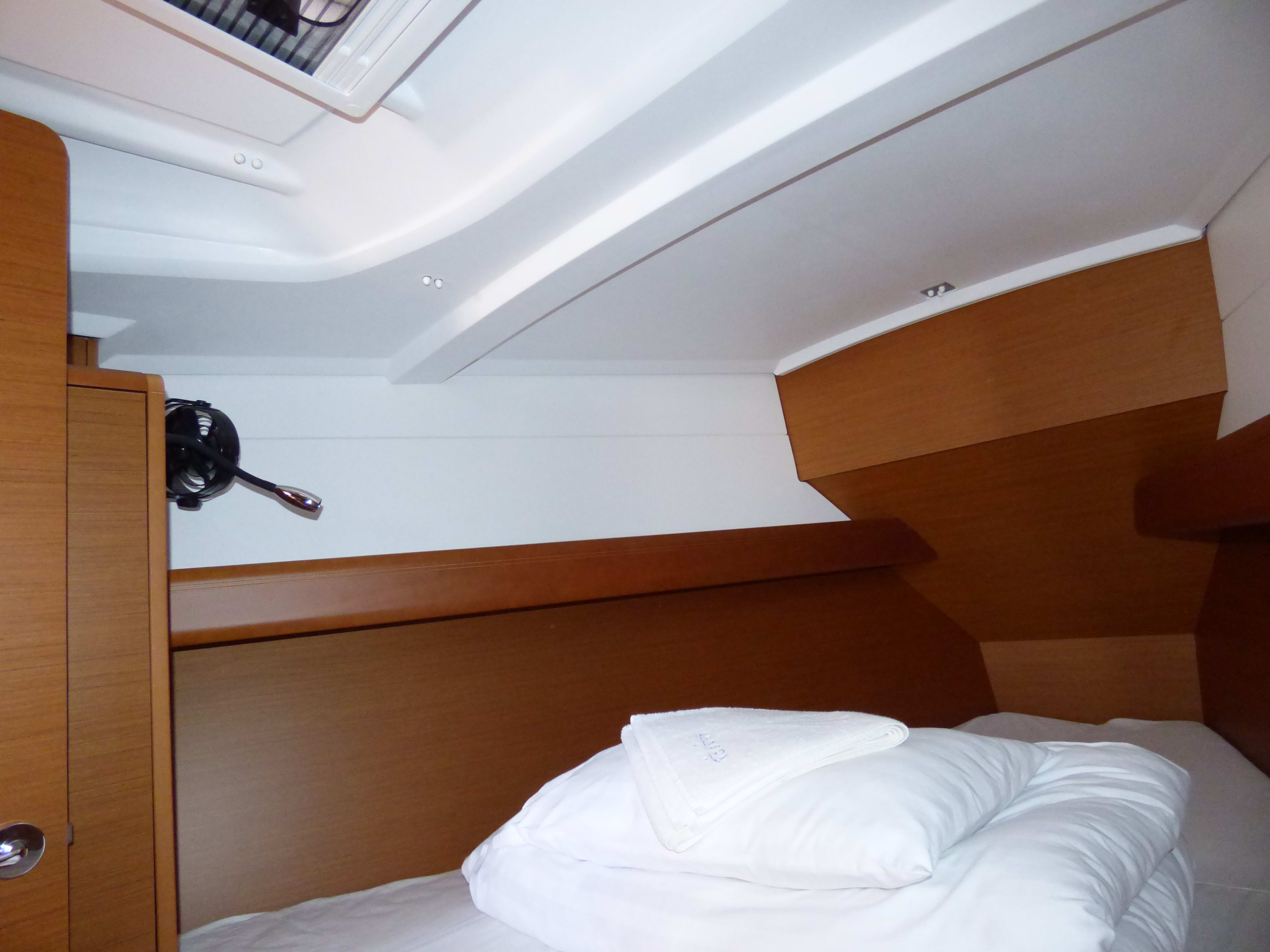 VACSKAMATI Sun Odyssey 389 біля причалу Kaštel Gomilica / Marina Kaštela