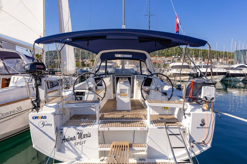 ANIMA MARIS 3 Oceanis 38.1 vor Anker in ACI Marina Split