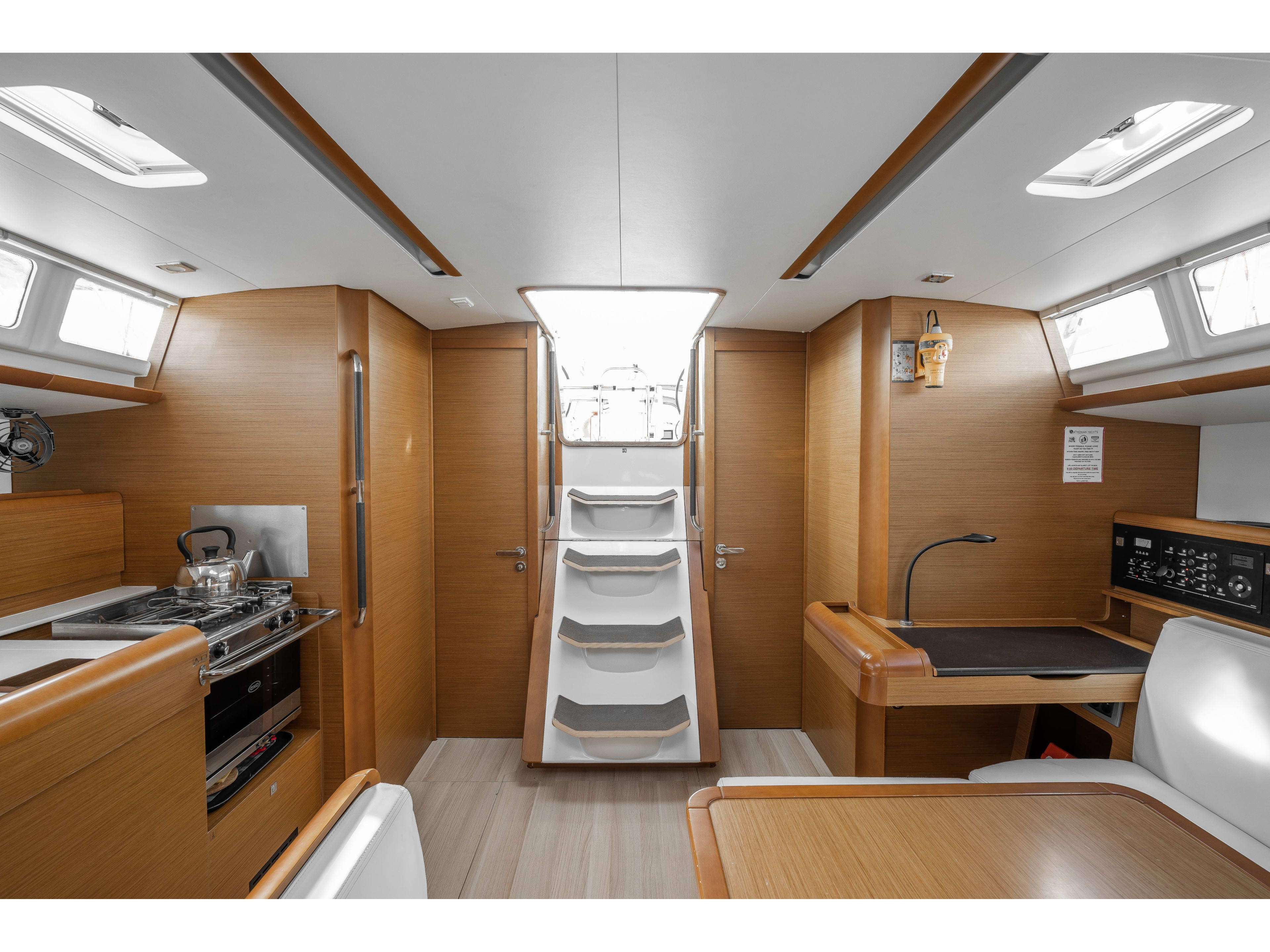ALPHA Sun Odyssey 479 біля причалу Mpenitses / Marina Benitses