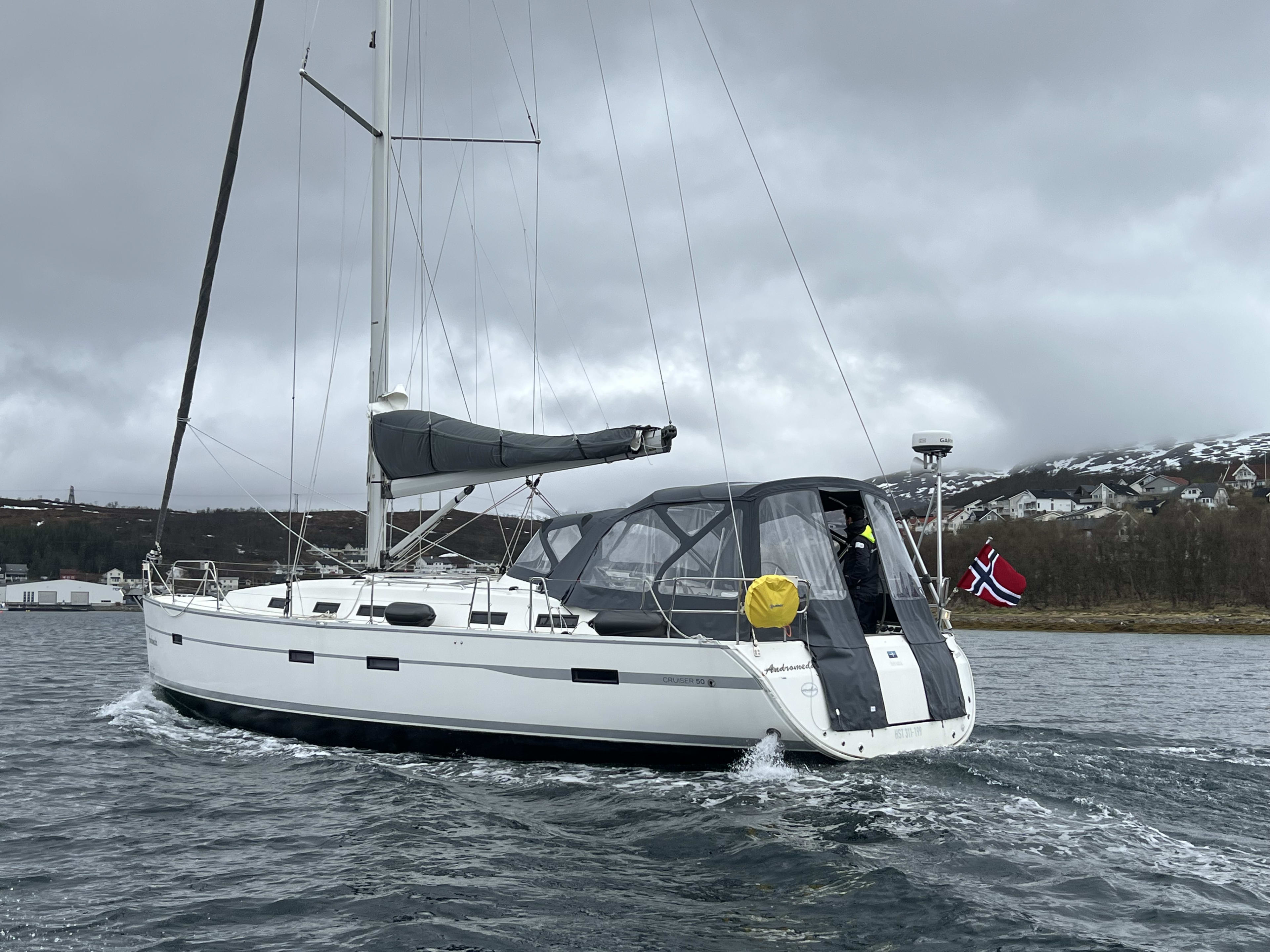 Arctic Wisdom Bavaria 50 Cruiser vor Anker in Kvaløysletta - Tromsø / Tromsø Eidkjosen