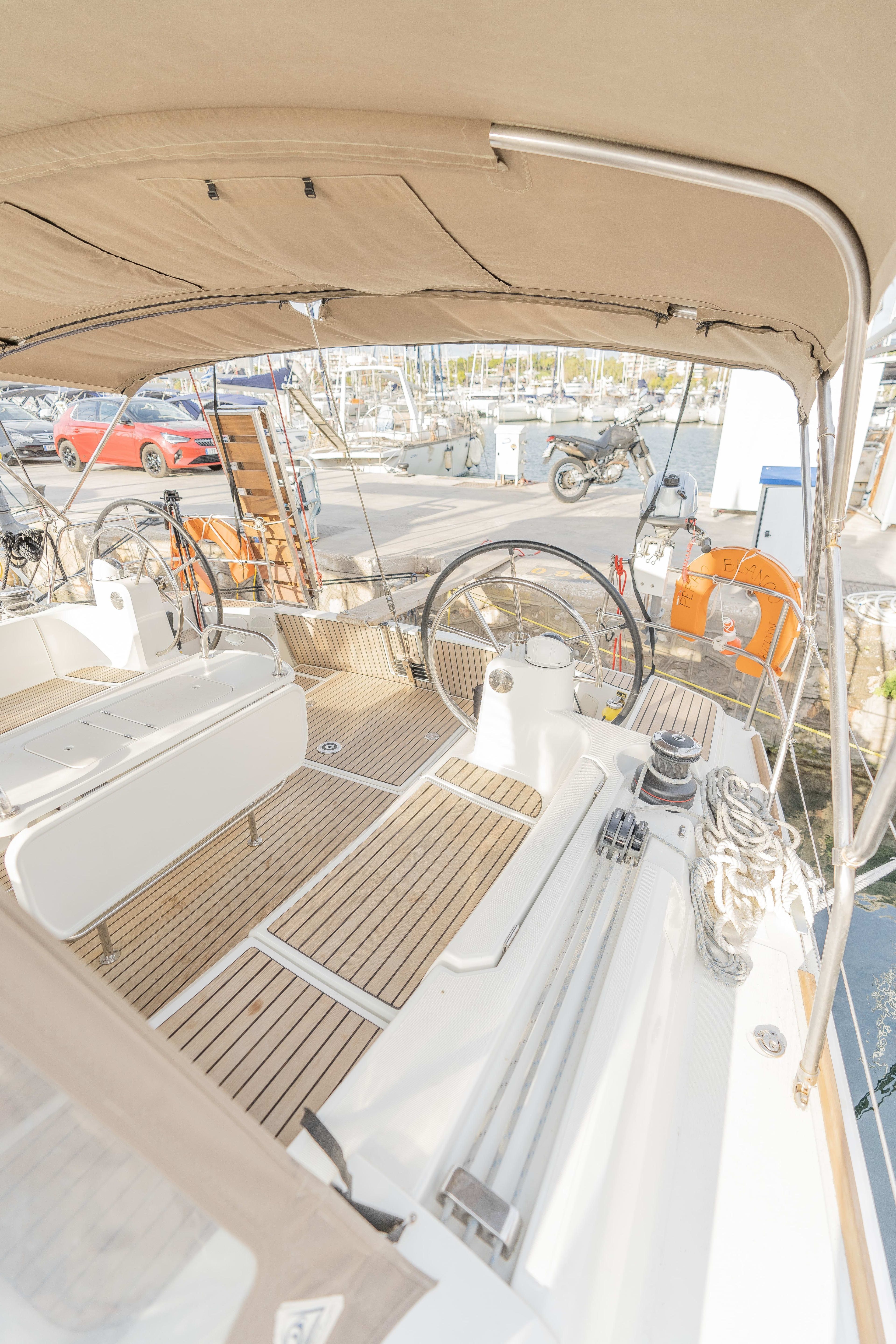 PERRO BLANCO Sun Odyssey 519 біля причалу Elios / Neo Klima