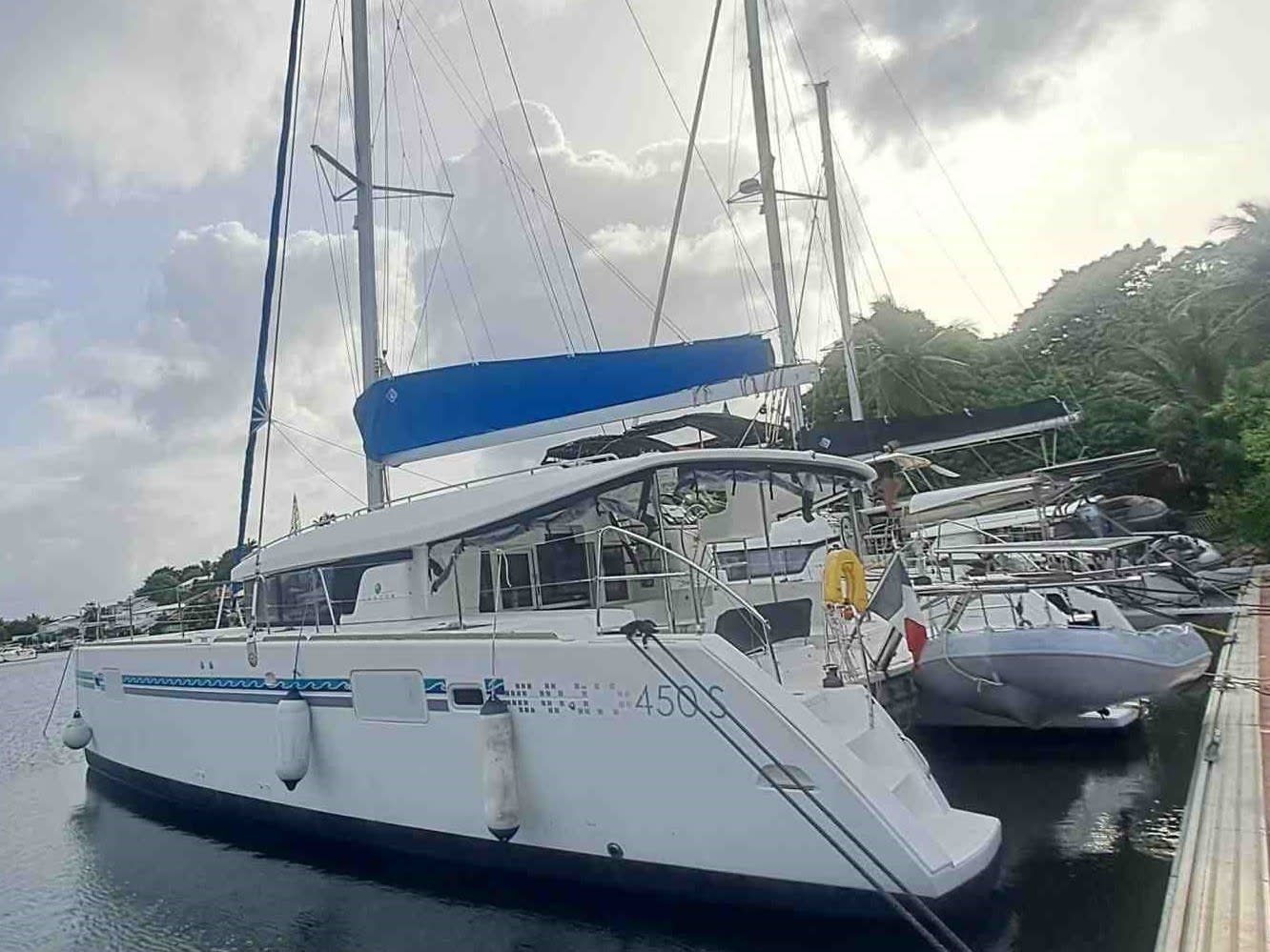 Belle Lagoon 450 Sport vor Anker in Martinique / Le Marin