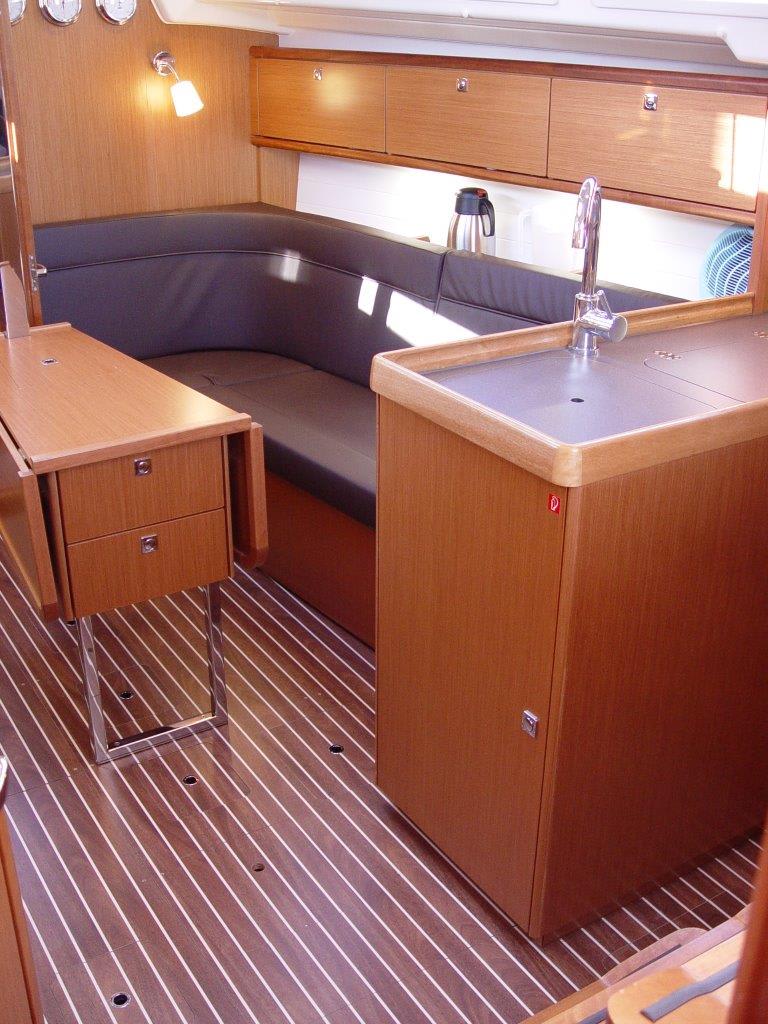 Merak Bavaria Cruiser 34 біля причалу Marina di Portisco
