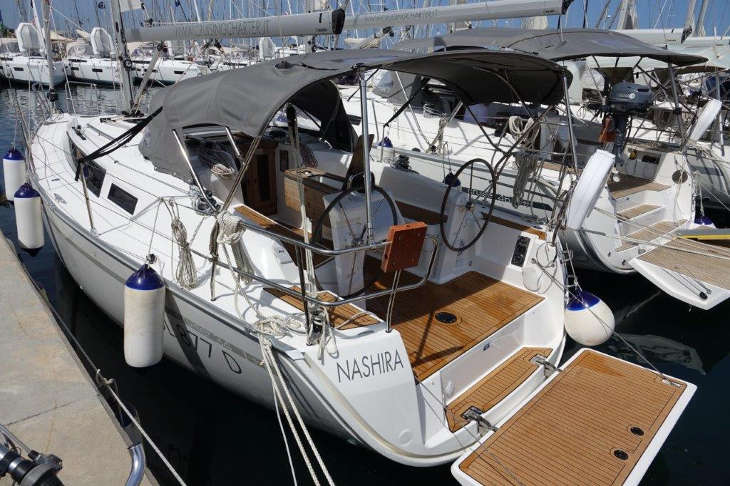 Nashira Bavaria Cruiser 34 біля причалу Marina di Portisco