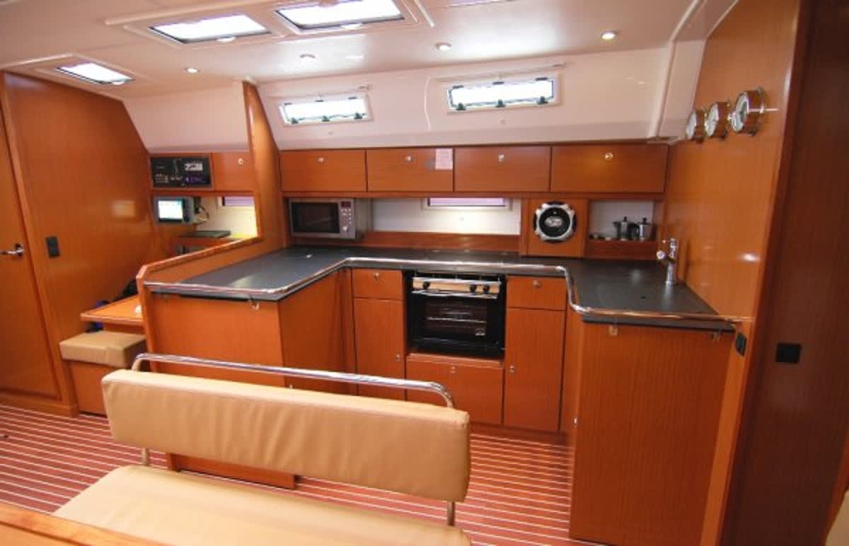 Zaurak Bavaria Cruiser 50 біля причалу Marina di Portisco