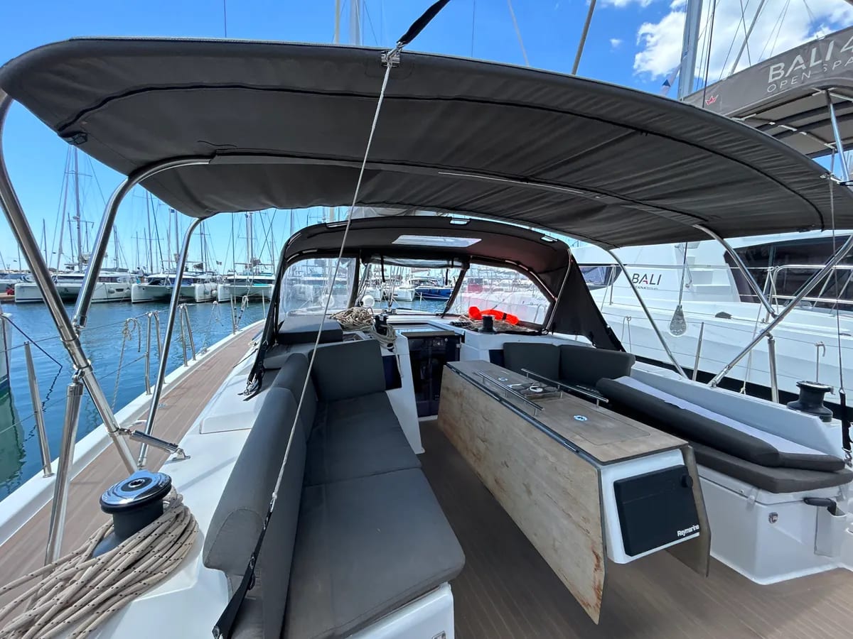 Emma Dufour 470 vor Anker in Marina di Portisco