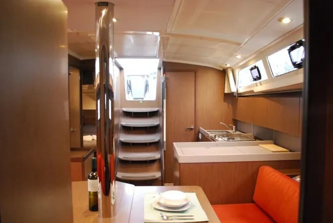 Alma Oceanis 41.1 біля причалу Lefkada / Marina Perigiali