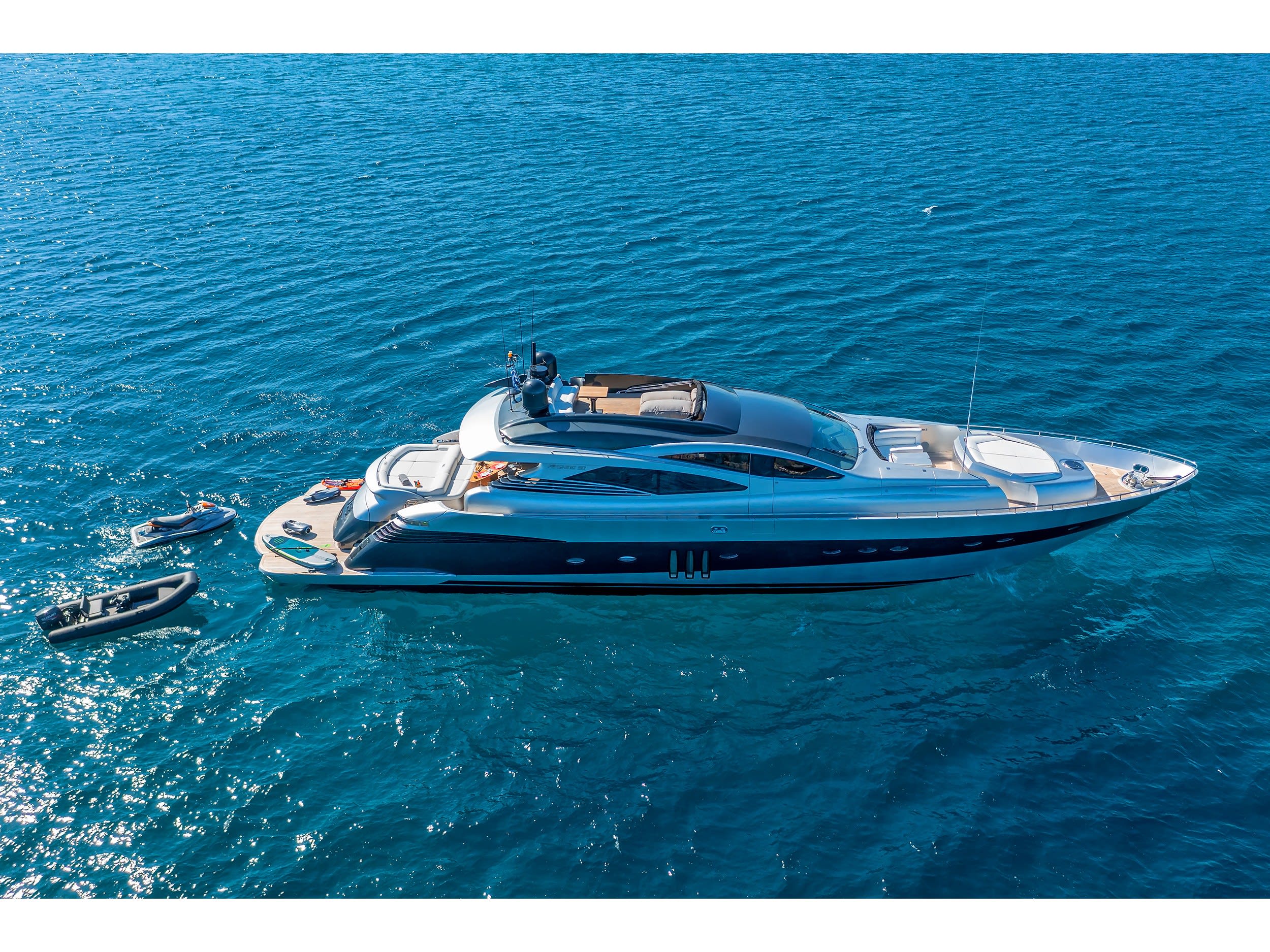 One Motoryacht vor Anker in Glyfada - Athens / 3rd Marina Glyfada