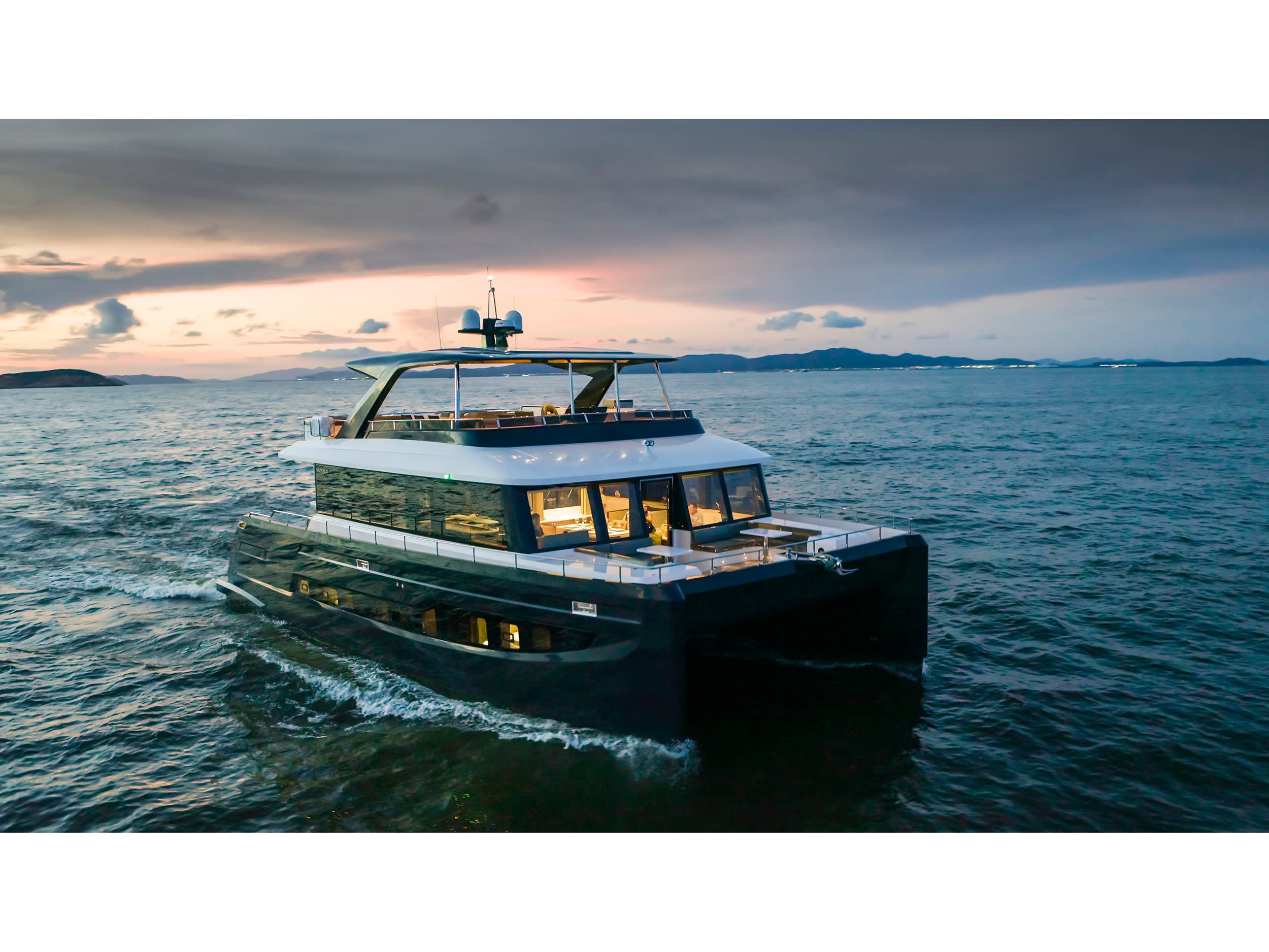 Evita Nauticks N62 vor Anker in Athens / Alimos Marina