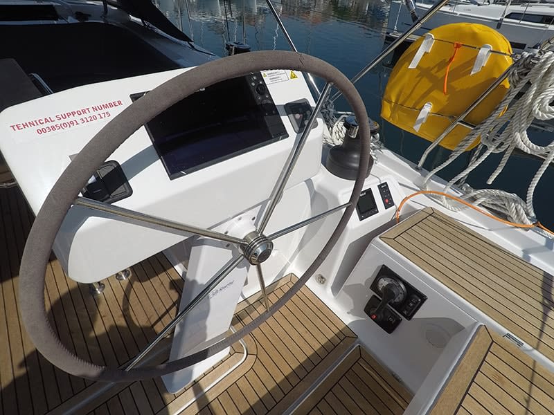 Alian Hanse 508 біля причалу Šibenik / D-Marin Marina Mandalina